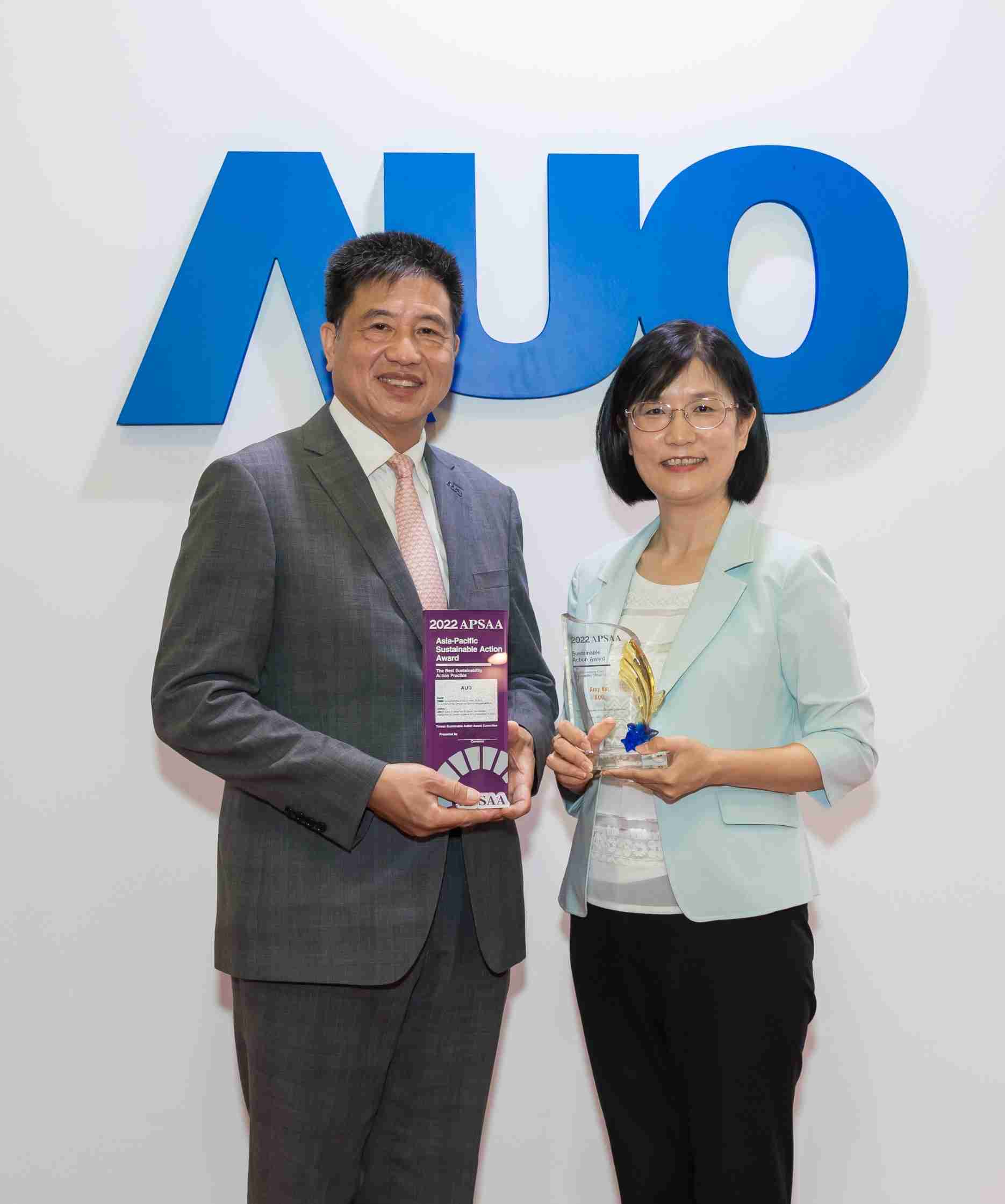 财神娱乐长期垫筑永续远景的基石，，透过ESG暨气候委员会逐步实践永续策略蓝图。。。。其中，，，财神娱乐光电永续长古秀华带领团队、、、、制定中长期目标，，，缔造多面向亮眼表现，，获得「顶尖永续长奖」的个人奖殊荣（左：财神娱乐光电董事长暨执行长彭双浪，，右：财神娱乐光电永续长古秀华）