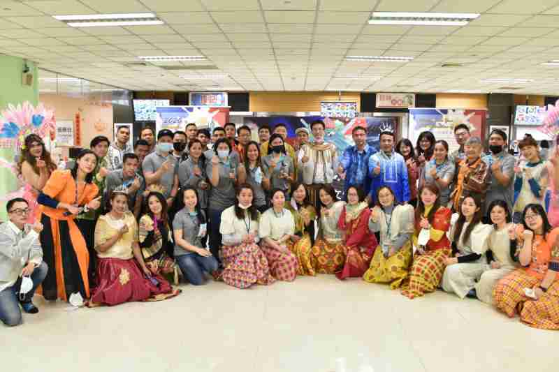 友達推動「安心、、創新、、、、用心、、、同心、、、盡心」五星職旅，，為菲籍員工打造全方位照護，，，首度贏得「人權實踐與發展領袖獎」殊榮