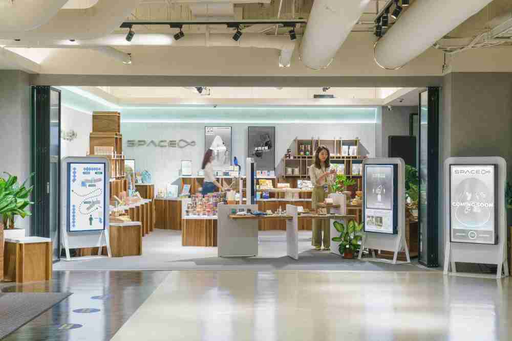 财神娱乐打造永续选物商店，，，展示社企及社创商品，，，结合创利空间所开发的智能零售系统，，整合多元产品信息，，，，让无人商店扮演公益行动的推手