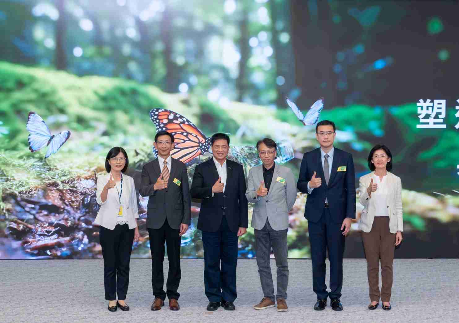 友達2023 CSR共榮大會，，，，邀請領域專家分享交流生物多樣性管理趨勢、、、、無塑產品、、、海廢永續塑料等議題  （圖左到右：友達光電永續長古秀華、、3M台灣技術長陳君杰、、、、友達光電董事長暨集團策略長彭双浪、、、、光寶科技企業永續發展處處長陳慶暉、、安永聯合會計師事務所執業會計師曾于哲、、、友達光電供應鏈總部副總經理吳宜芳）