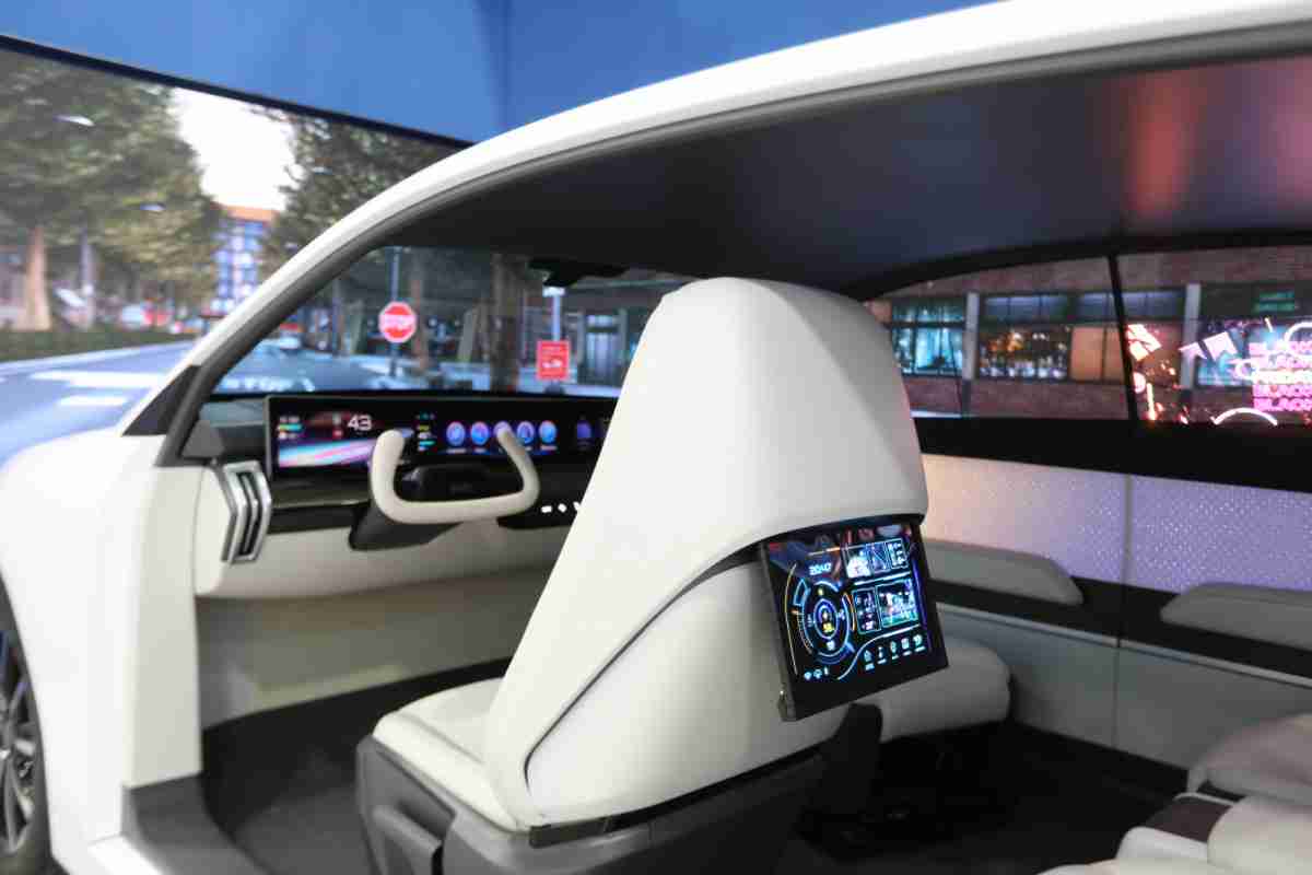 财神娱乐的「可卷式后座娱乐显示器」加强后座乘客的感官体验，，，并保有个性化设计，，，，可依使用偏好进行动态调整。。。