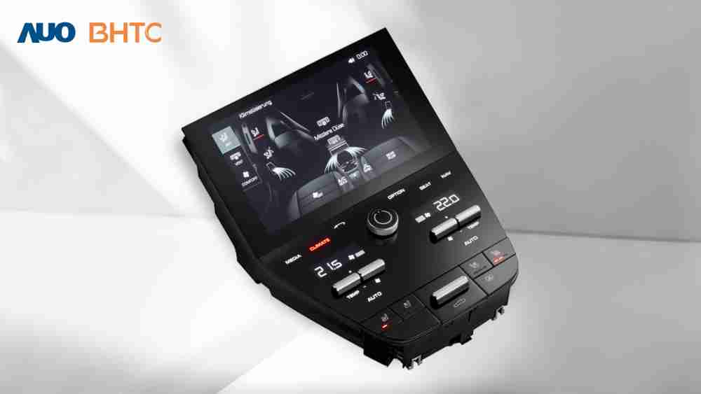 作為友達新生力軍，，，BHTC所展示的中央與後座鞍部的Display HMI產品，，可處理多區恆溫控制、、顯示畫面，，，，呈現仿真3D車室分區；以力傳感技術精準傳遞觸感，，，，並結合音量及震動反饋，，，，防止意外啟動，，提供使用者自然流暢、、、、直觀且輕鬆駕馭的舒適介面
