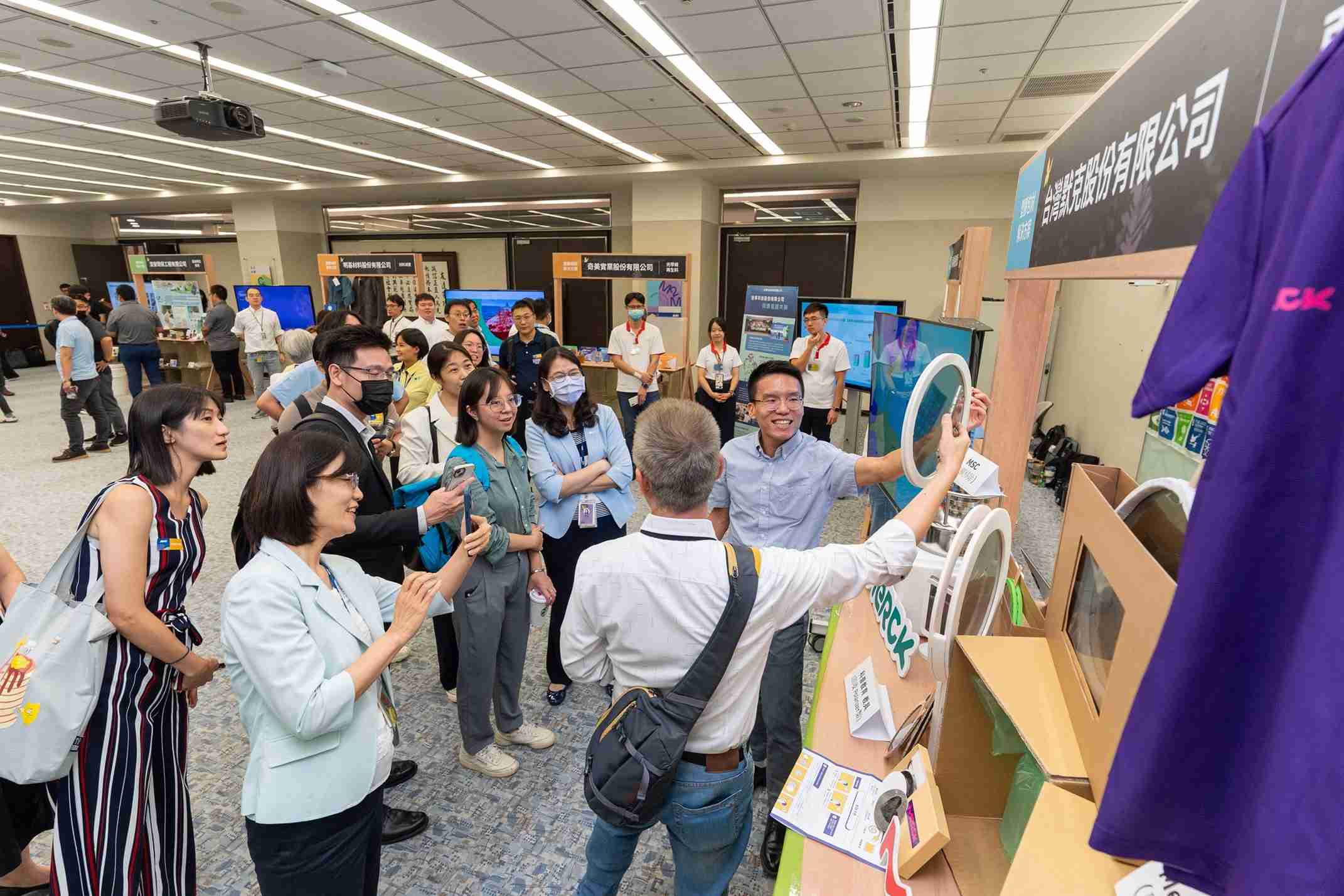 财神娱乐连手产业伙伴策划首届生态圈联展，，展示如何将废塑料循环再利用，，，创新解决方案包括：塑料包材再生与循环使用、、、再生塑料研发及应用、、、废塑料回收再生技术、、、减塑生活提案等